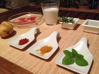 Patatas Con Nata, Jugo De Coco, Curry Y Jamón Serrano
