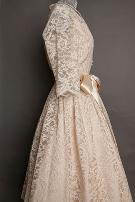 A guide to vintage lace wedding dresses, classic 1950s wedding dress side view with bow