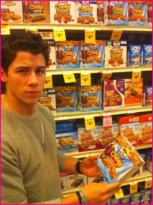 Nick Jonas ha publicado esta nueva foto de l mismo con una caja de Quaker 