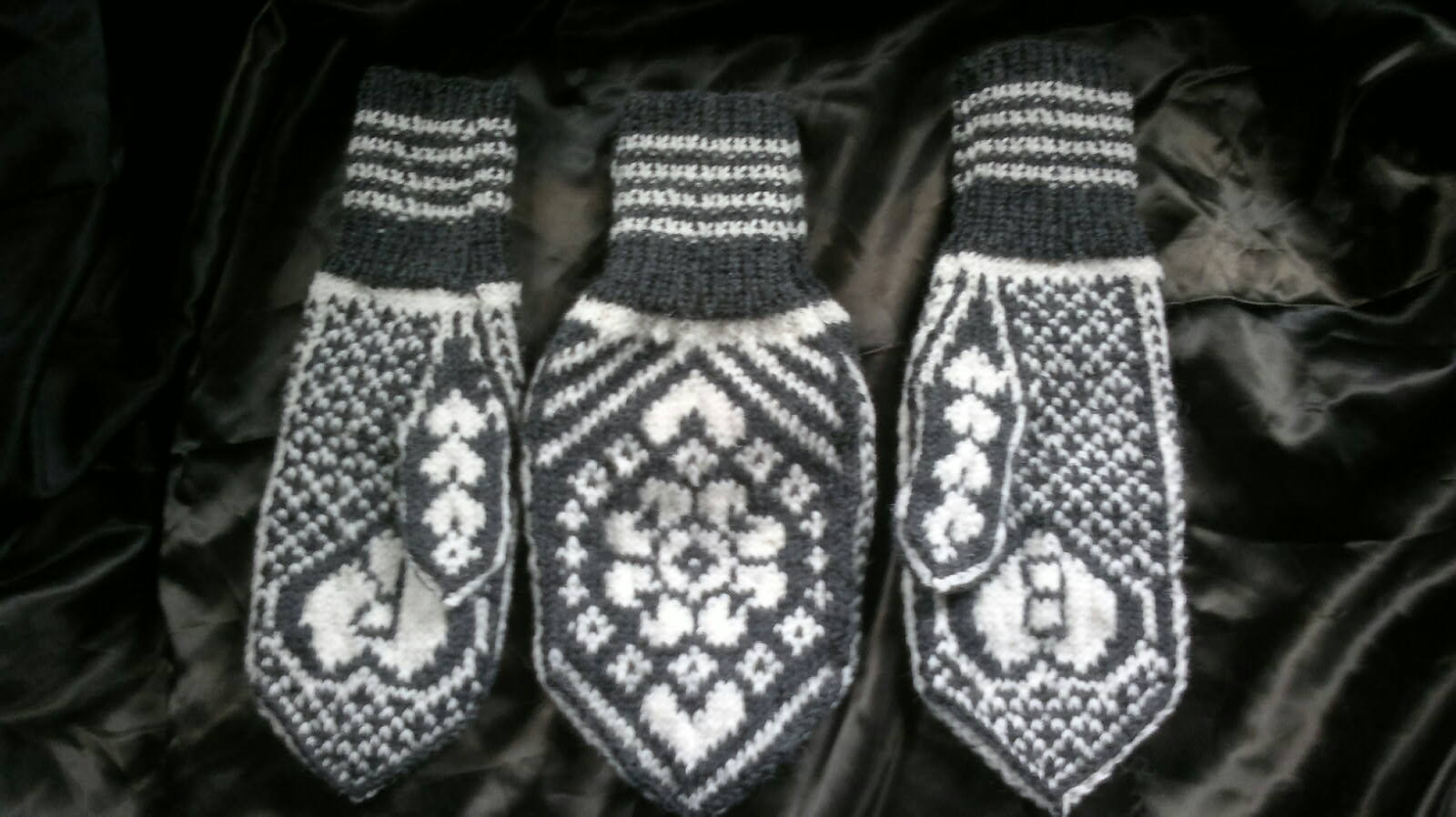 Svart Og Hvit Tovede Kjærestevotter