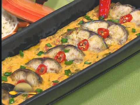 Imagem ilustrativa da receita de peixe na telha, montado na fôrma para assar. Imagem ilustrativa da receita de peixe na telha, montado na fôrma para assar.