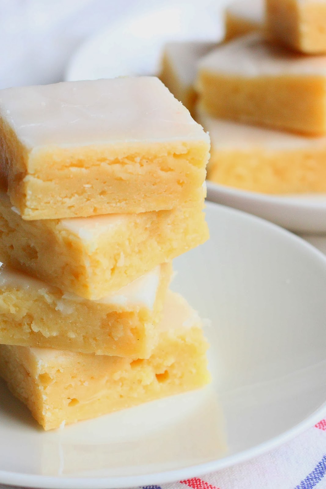 Tahmeat sitruunabrowniet / Sticky Gooey Lemon Brownies Suklaapossu