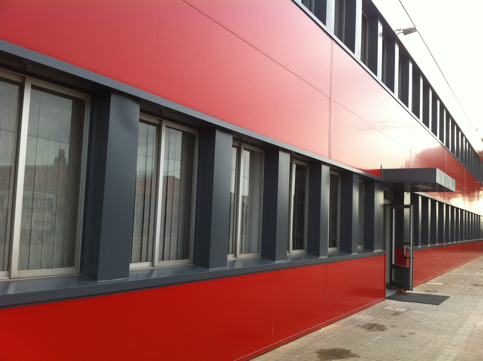 Metal y Amianto: Reforma antigua fachada con panel sandwich