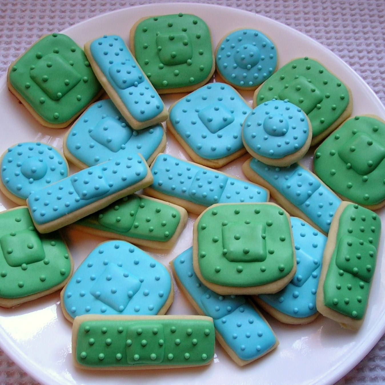 With a 1.5 tip and the same icing, add rows of dots.