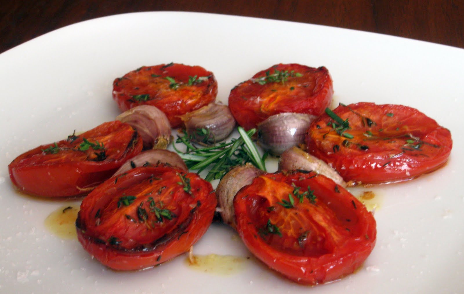 Cocina con Quenyin Tomates asados con ajos, tomillo y romero fresco