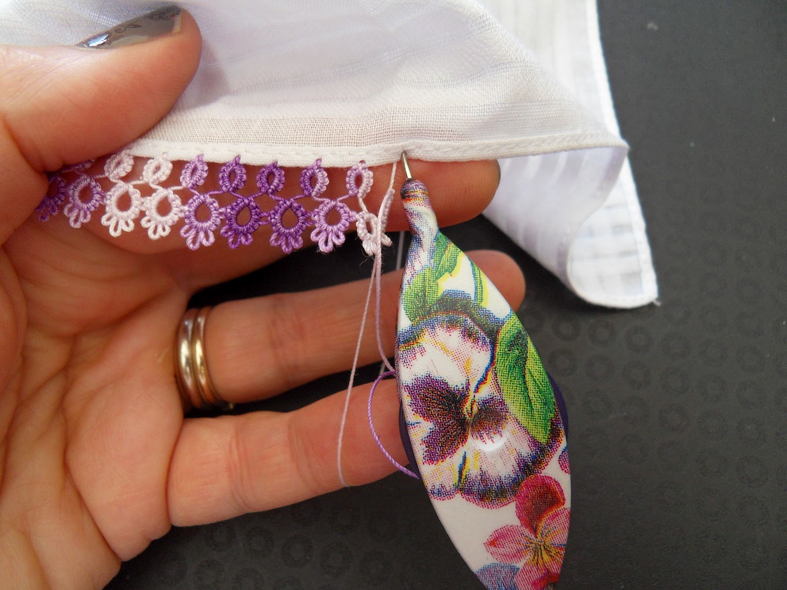 Le Blog de Frivole Attaching Tatting to Hanky