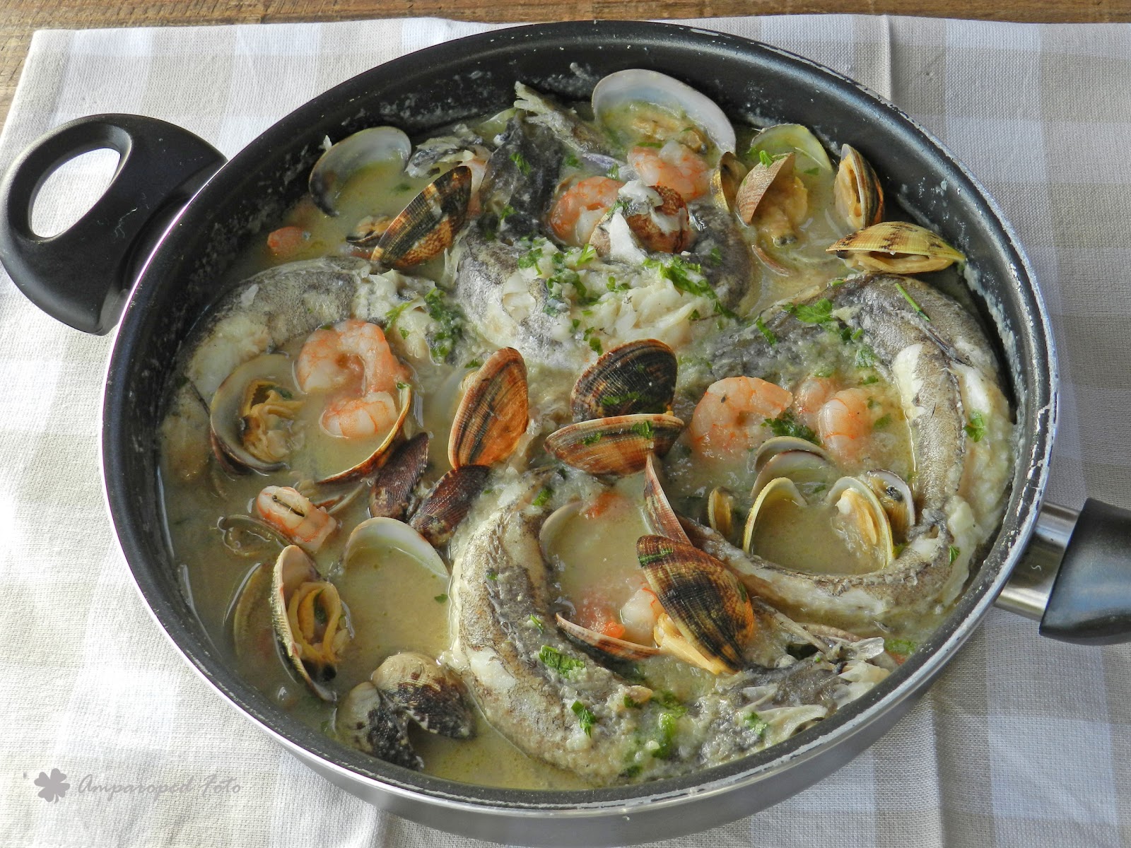 Cocinando en casa: Pescadillas en salsa con almejas y gambas
