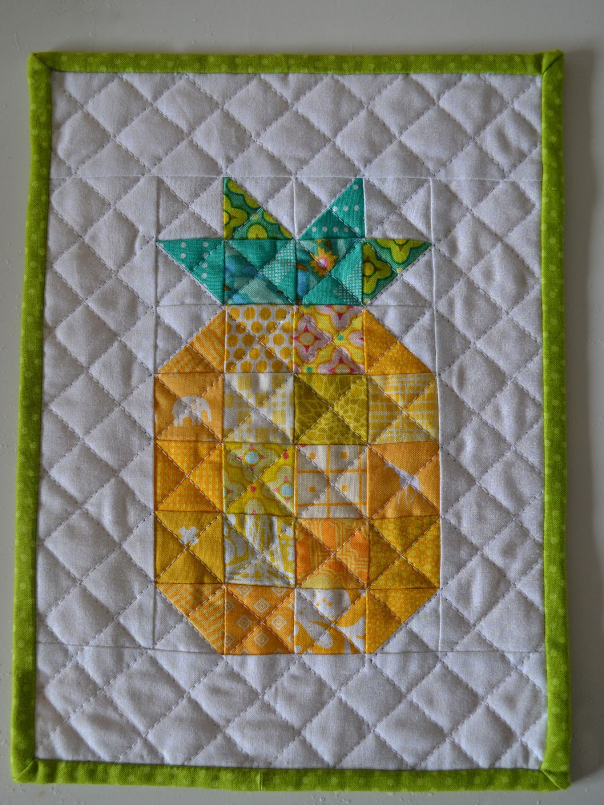 gemini stitches Scrappy Pineapple mini quilt