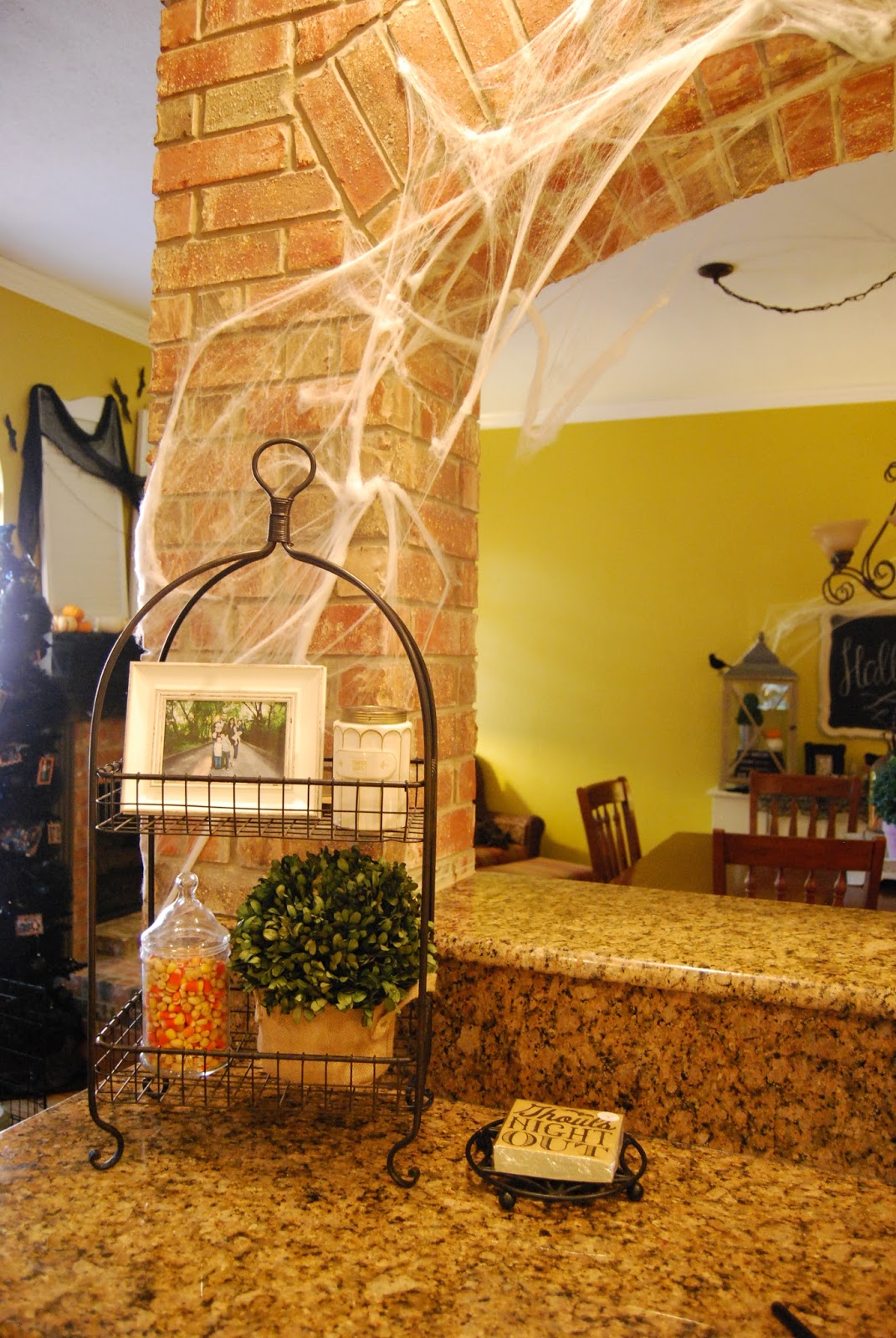 Momfessionals Halloween Decor