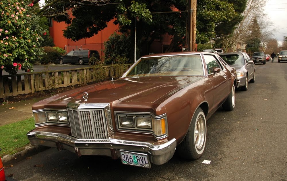 OLD PARKED CARS. 1977 Mercury Cougar Coupe.