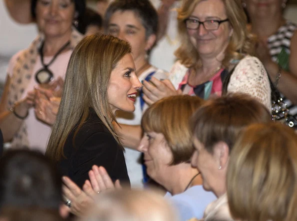 Aujourd'hui, la Reine Letizia s'est rendue à San Sebastian pour remettre les bourses pour la recherche contre le cancer. 