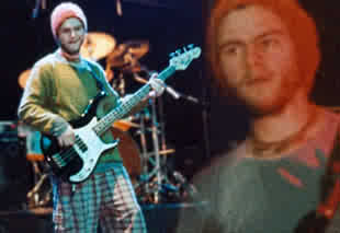 Alquilbencil (Espanha) Ricard Pons-bass "Alquilbencil" é uma banda espanhola formada em 1997. Seu som é uma mistura única de symphonic, art-rock e progressivo com elementos de jazz-fusion, um instrumental muito interessante, poderoso e áspero. Seu primeiro lançamento foi em 1998 pelo selo espanhol Diletilamonio records, um auto-intitulado considerado demo, pouco maduro e raro de se encontrar, já seu segundo lançamento foi em 2001 pelo selo Musea Records, chamado de "From Serengethi To Taklamakan", oferece uma música muito pessoal, influenciada por "King Crimson, "Soft Machine", também com um específico toque do mediterrâneo nos ritmos e em algumas linhas melódicas, certamente uma viagem através de muitas esferas musicais, te leva a todos os cantos do mundo musical, ás vezes experimental, muitas vezes melodioso e elegante, "Alquilbencil" é uma banda muito emocionante e promissora! Depois não venha me dizer que não recomendei isso.