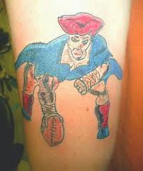 tatuaje de un pirata jugando futbol americano realmente horrible