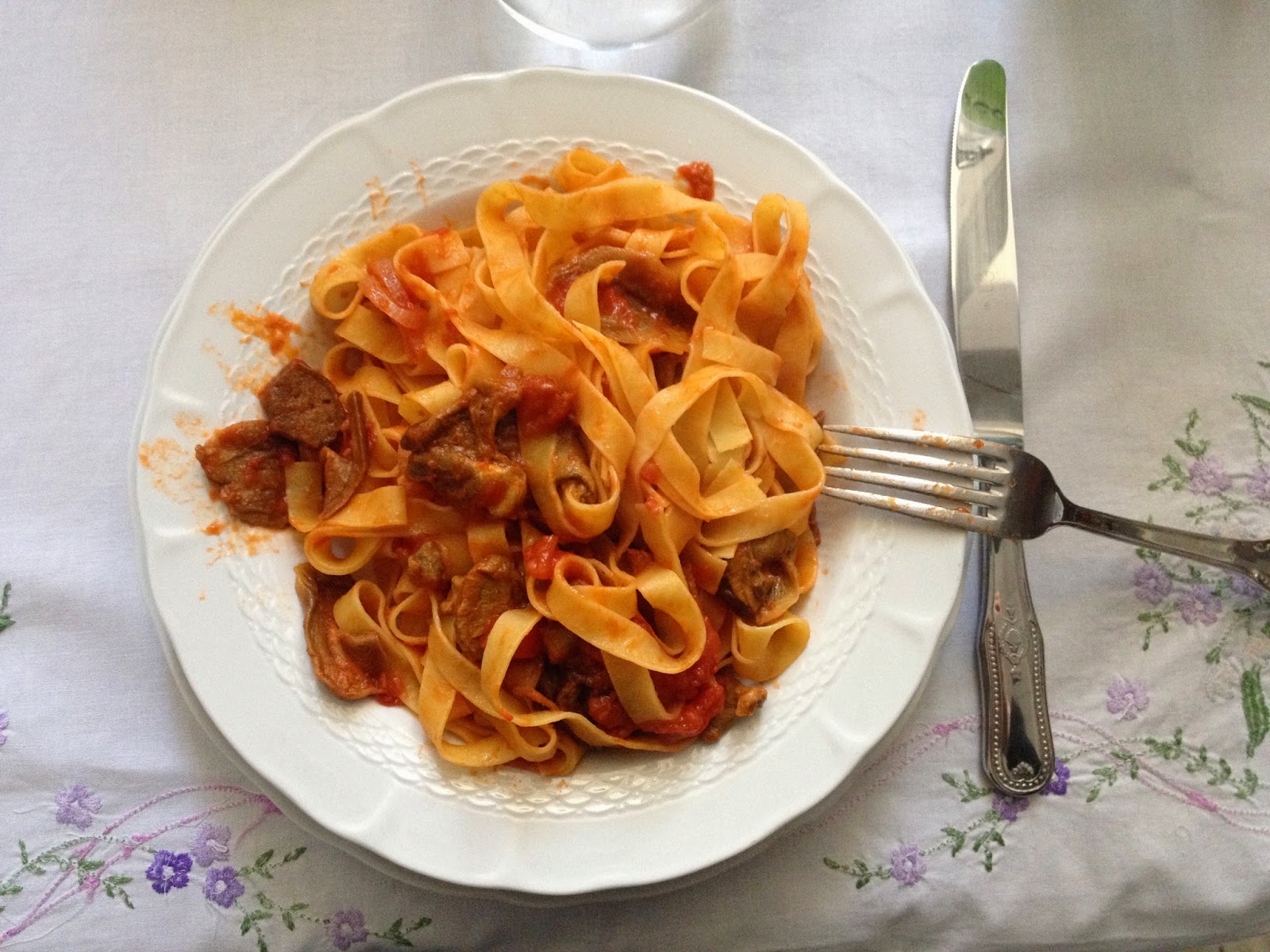 Fettuccine al sugo con porcini secchi E.T. in cucina e non solo...