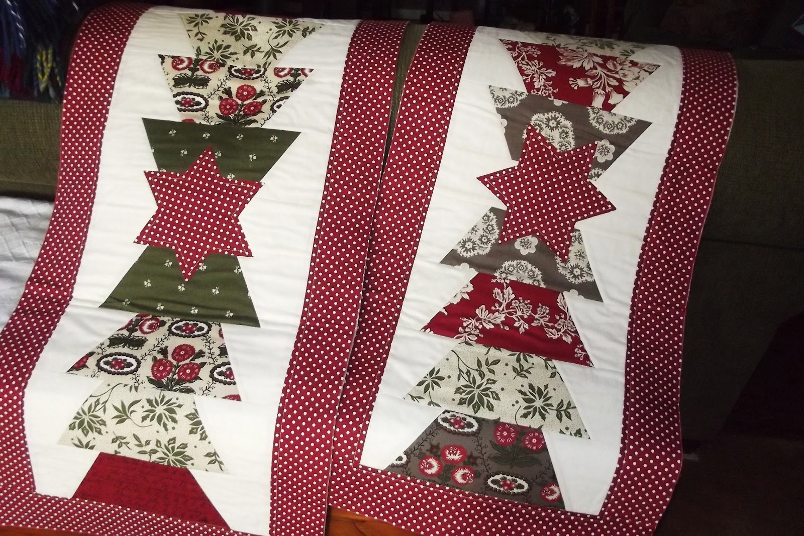 SewItMakeItBakeIt Voila! My MSQC halfhex Christmas Table Runners