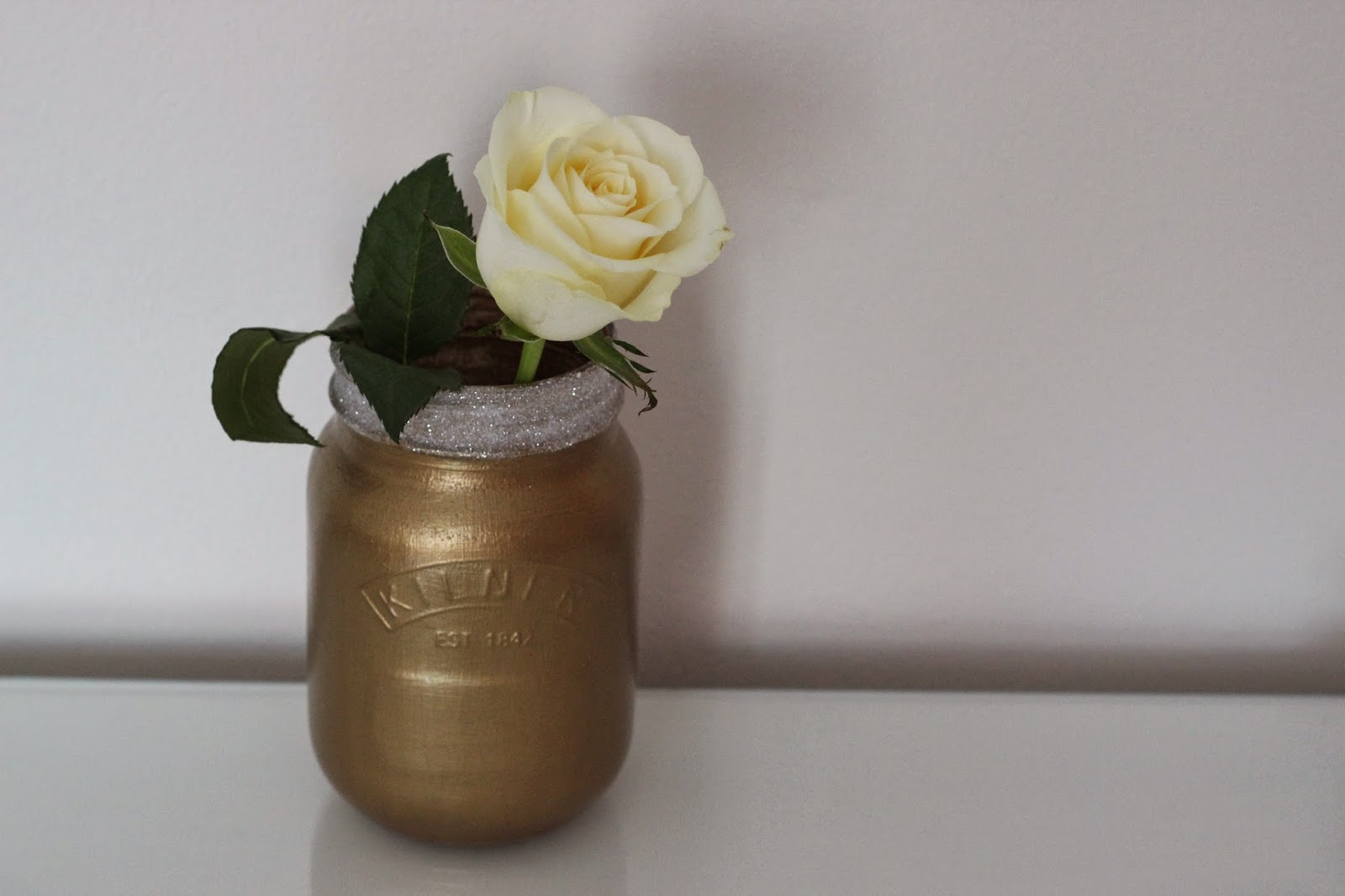 Five Minute Style DIY Gold Glitter Mason Jar