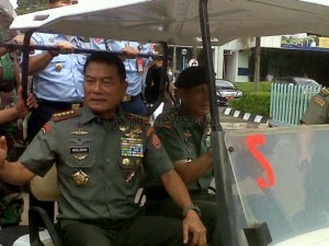 Panglima TNI dan Seluruh Kepala Staf Angkatan Rapat Tertutup Panglima TNI dan Seluruh Kepala Staf Angkatan Rapat Tertutup