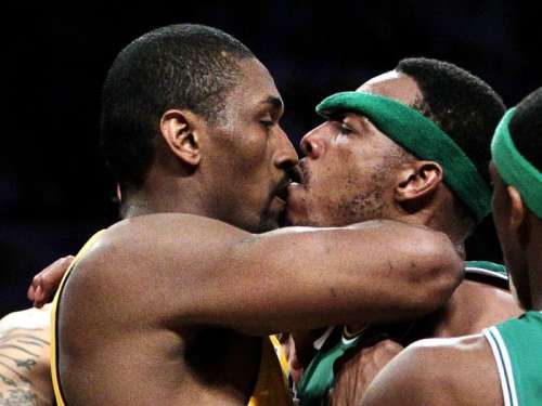 ron-artest-kissing-pierce-nba-funny-photos.jpg