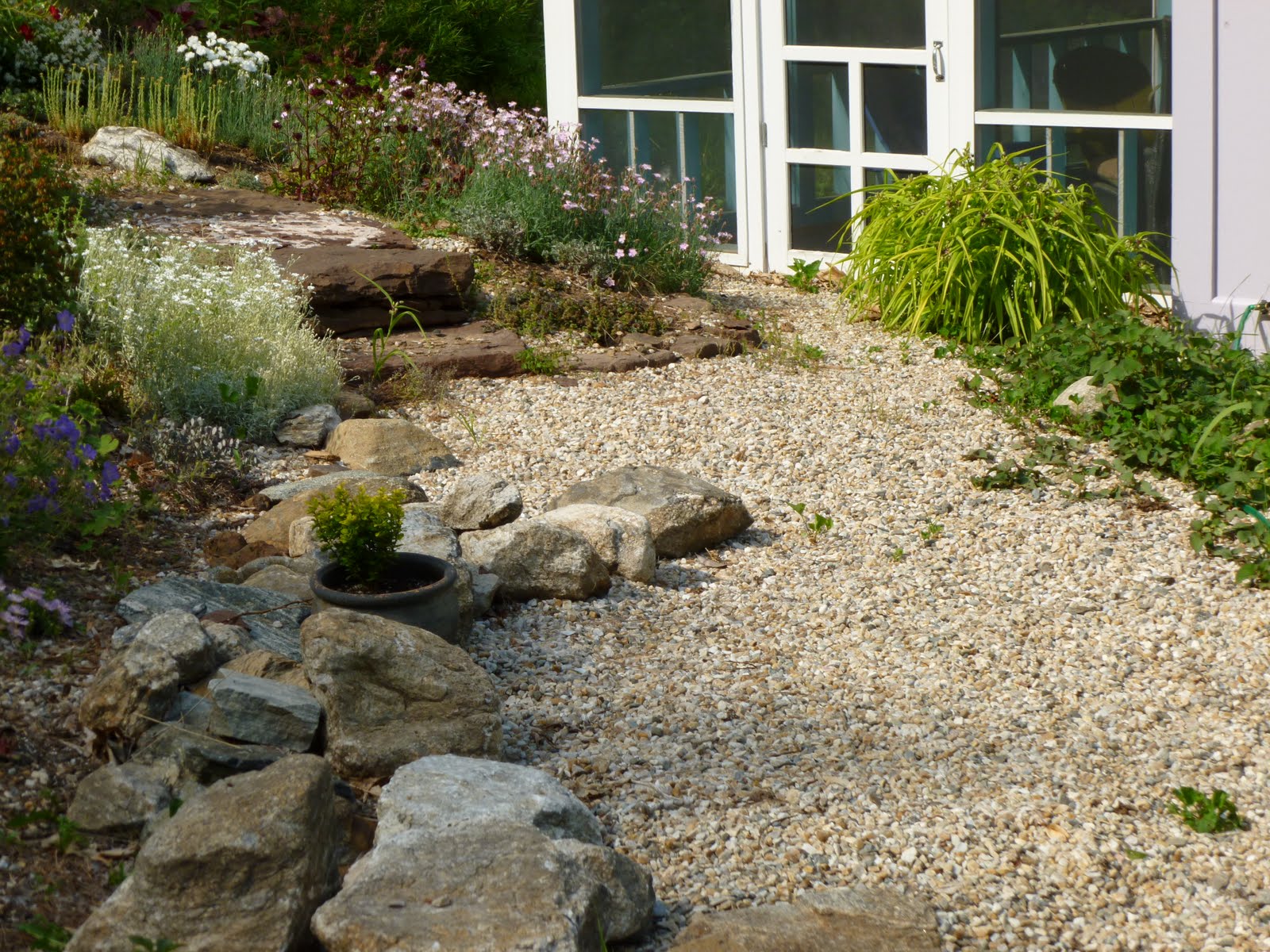 19 Astonishing Decorative Gravel For Landscaping Ideas