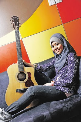 Najwa latif lirik lagu sahabat Chord Gitar