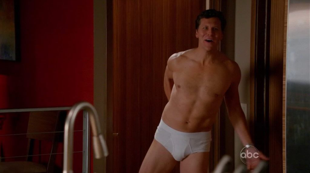 Hayes MacArthur Shirtless in Happy Endings s2e07 