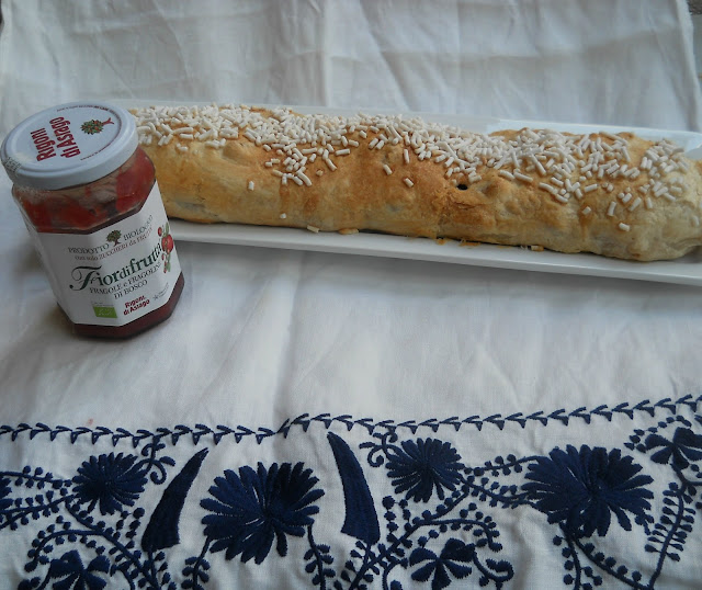 strudel di mele e marmellata di fragole con pasta brisè