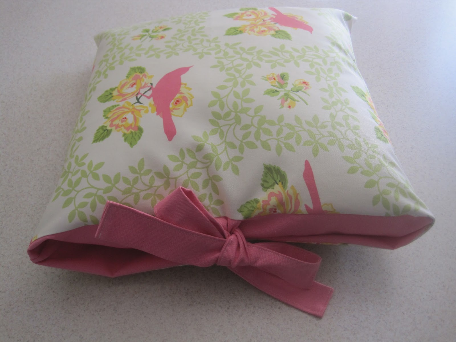 Tie Closure Pillow Case {tutorial}