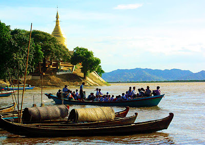 people on a Irrawaddy River day tour
