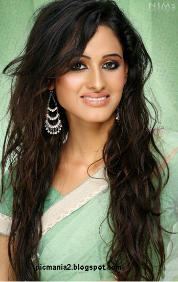 Punjabi Beauty Bobby Layal hot and sexy pic in saree  