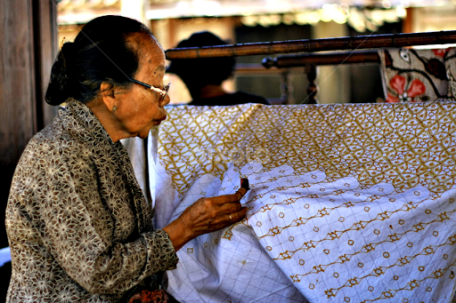 Aneka Batik Proses Pembuatan Batik Mulai Dari Bahan Kain Mori Putih Membatik Pewarnaan Sampai Pemcucian Dan Pengeringan