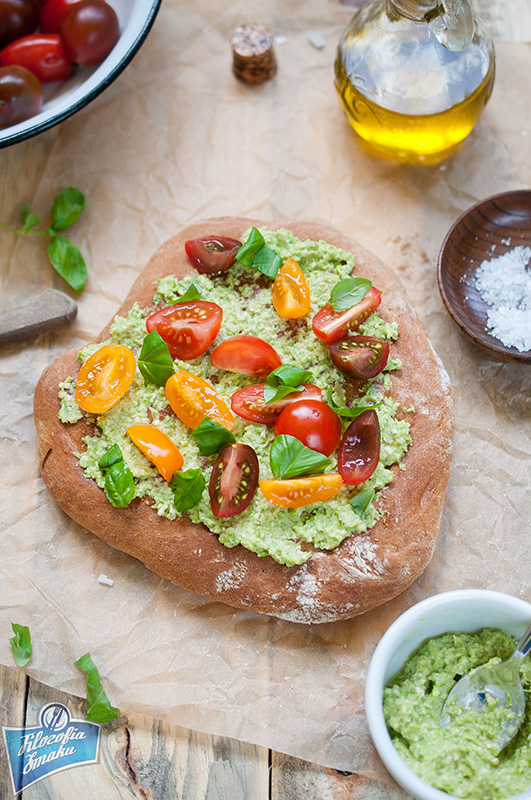 Filozofia Smaku Orkiszowa focaccia z pesto i pomidorami