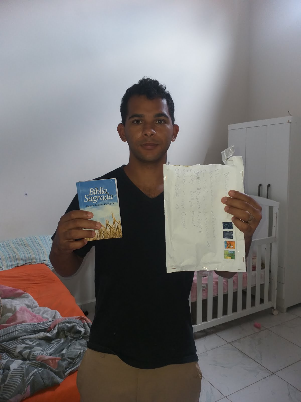 Irmão Marco Antônio Leite da cidade de Pará de Minas no Estado de Minas Gerais com a bíblia e feliz