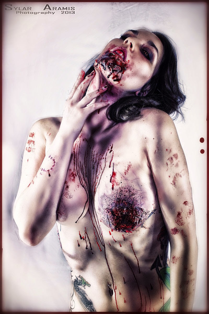 photo d'une jeune femme nue zombie