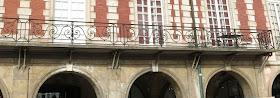Balcon du pavillon Est du pavillon de la Reine place des Vosges à Paris