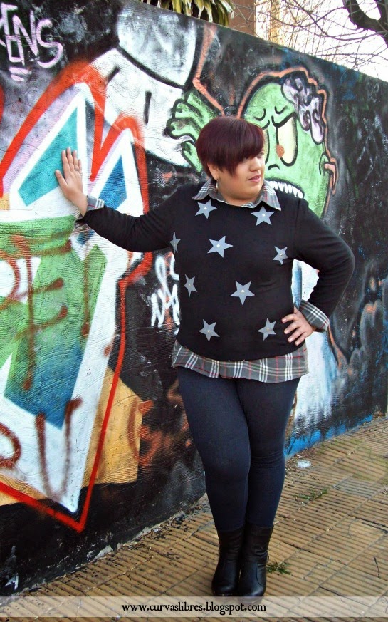 Vistendo curvas - Look estrellado: camisa escocesa, sweater con estrellas, jeggins y botas www.curvaslibres.blogspot.com