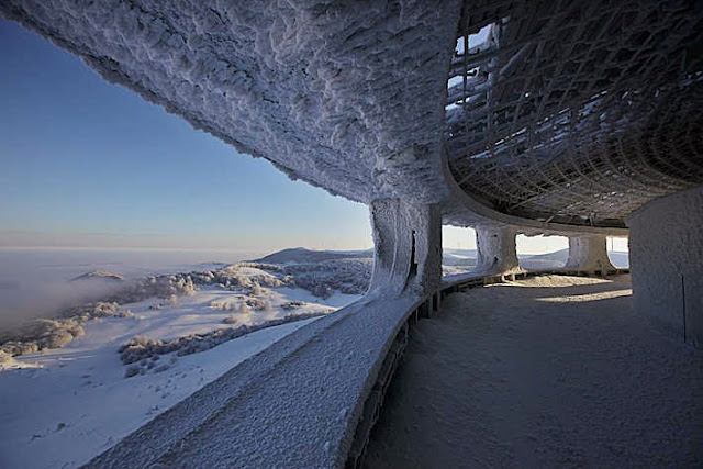 Monumento Buzludzha forma OVNI sovietico edificio