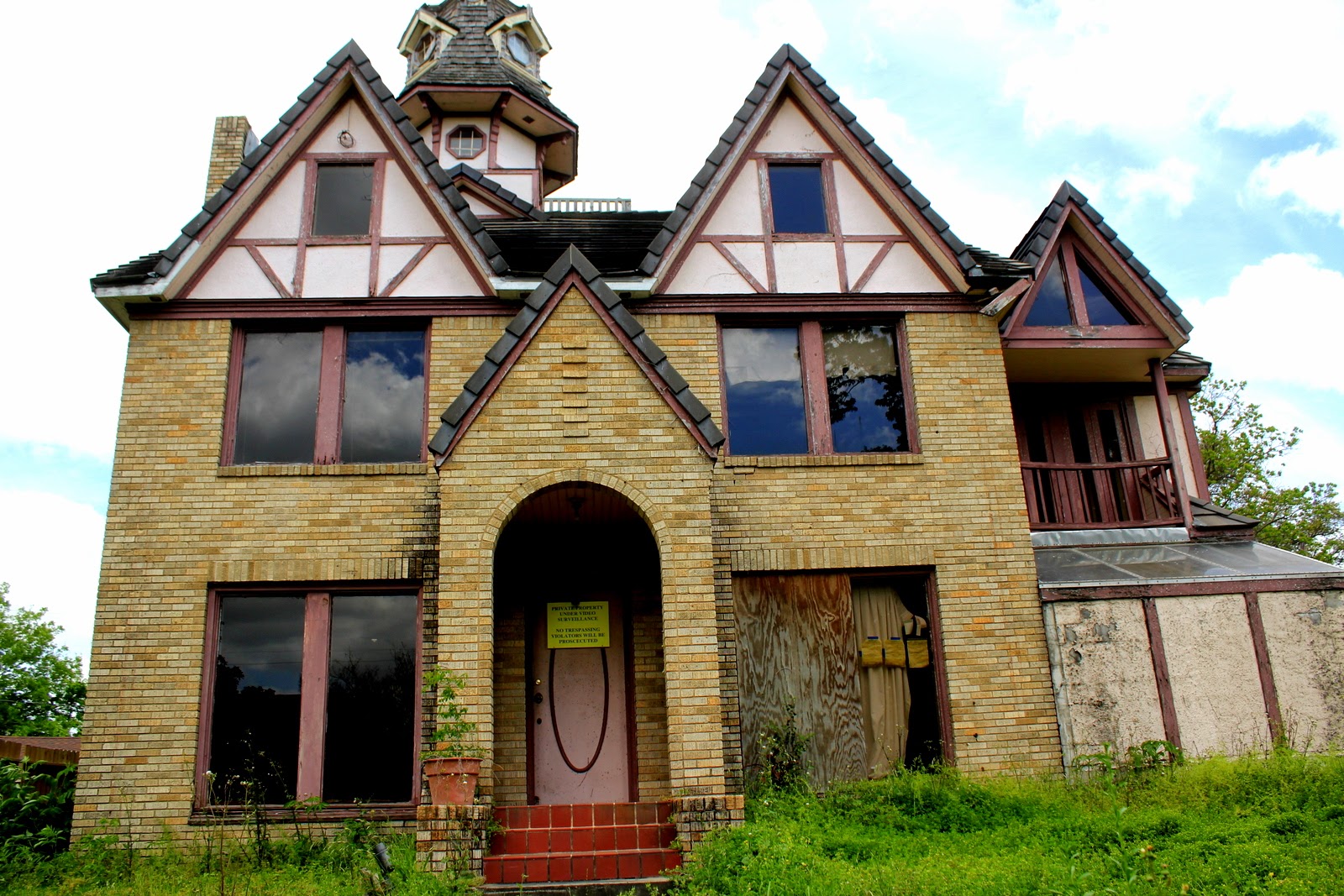Lost with a Compass in hand... The Abandoned Mansions of Riverside Terrace Third Ward