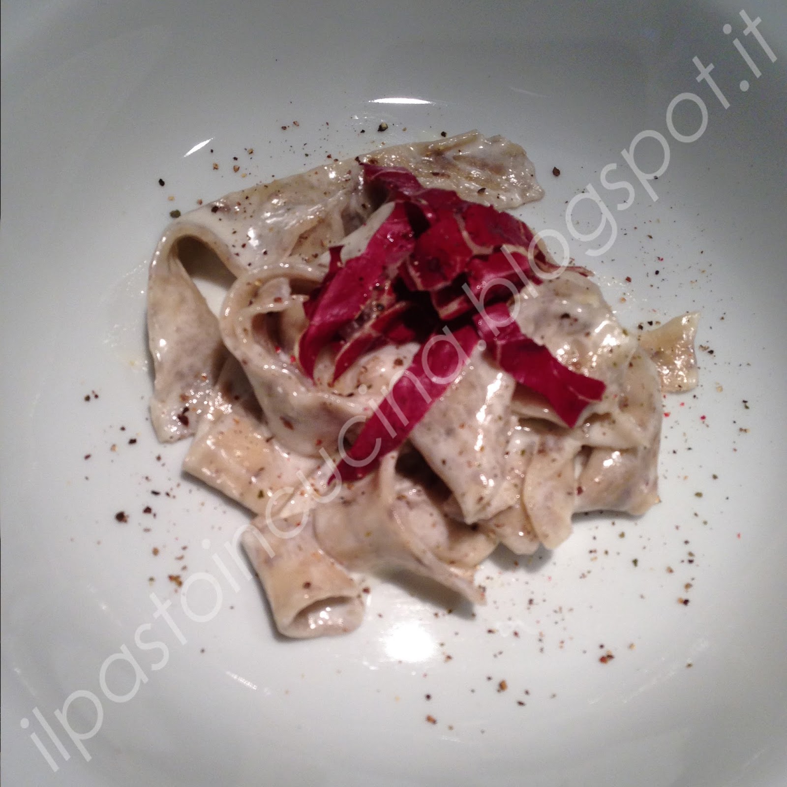 Le pappardelle al radicchio su fonduta di Taleggio