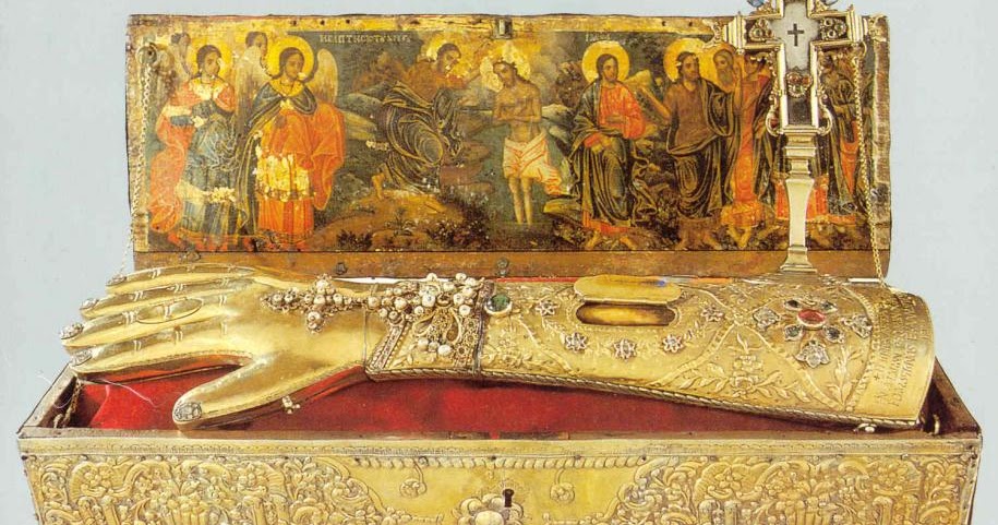 Image result for Creştinii care erau în Antiohia, auzind despre venirea lui, au ascuns în taină sfînta mînă a Botezătorului, într-un stîlp oarecare al cetăţii, care se numea Gonia, ca astfel să nu fie necinstită şi arsă de chinuitori.