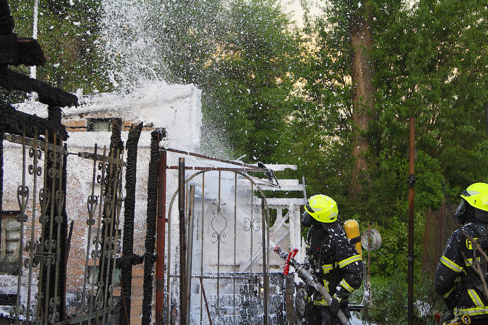 Bernau: Grosseinsatz der Feuerwehr - Bungalow Brand... 43 Bernau LIVE - Dein Stadtmagazin für Bernau bei Berlin