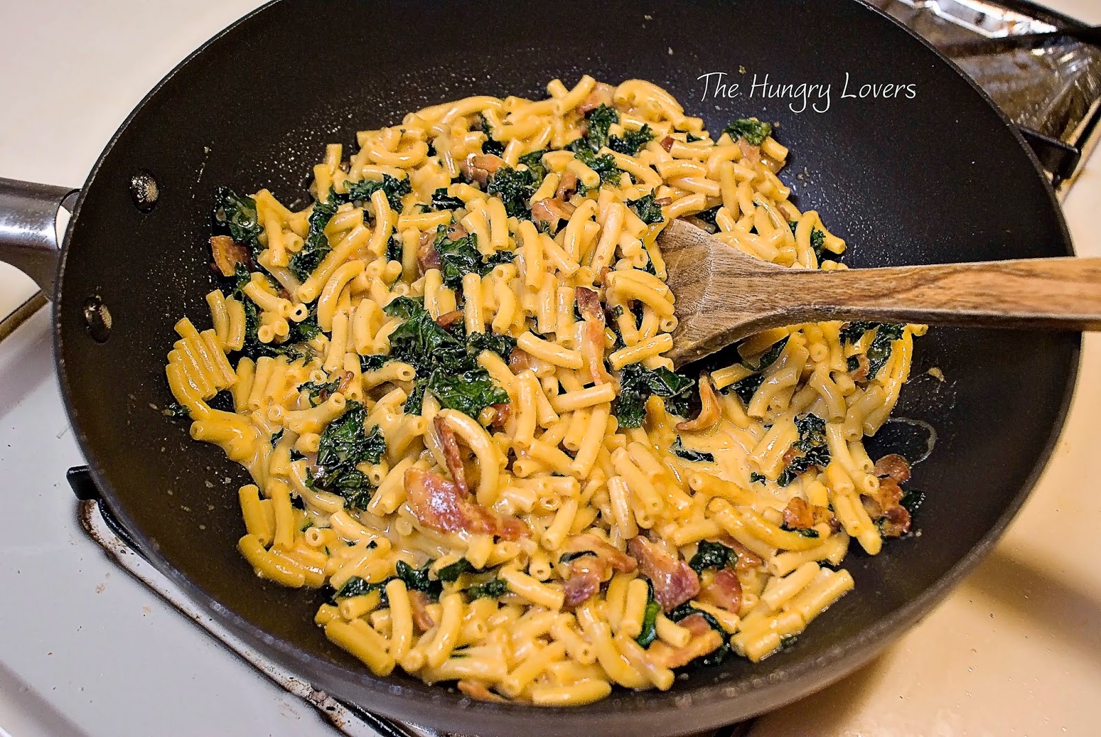 The Hungry Lovers OnePan Mac & Cheese with Spinach & Bacon