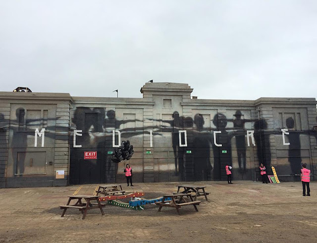 Conheça Dismaland, o parque de diversões dos desastres