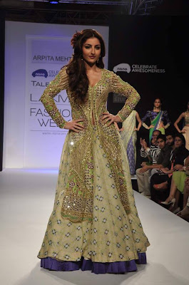 Soha Ali Khan walks on the ramp for Arpita Mehta at LFW 2013 