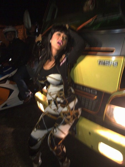 Julia Perez Menari Seksi Di Tiang Lampu Julia Perez Menari Seksi Di Tiang Lampu