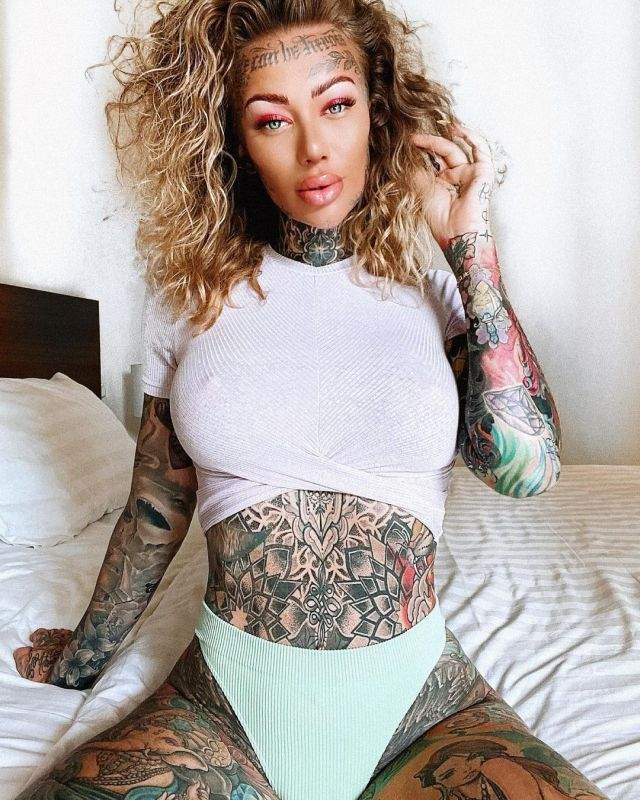 Групповой американский секс с грудастой татуированной бабой и негром