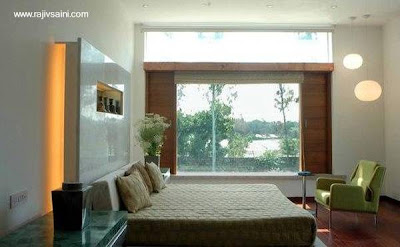Cuarto de la residencia con amplia ventana Interior de una moderna casa en la India