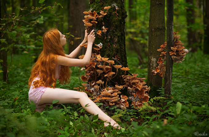 Женщина с волосатой пиздой собирает грибы голой