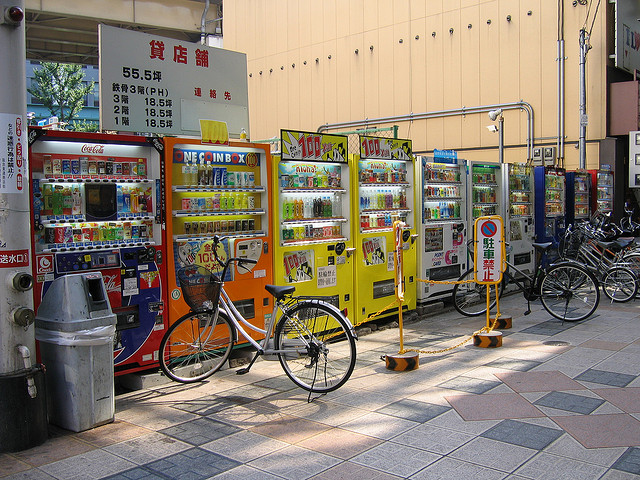 Linia maszyn Vendigowych w Japonii, źródło: http://www.kuriositas.com/2012/07/japan-land-of-vending-machines.html
