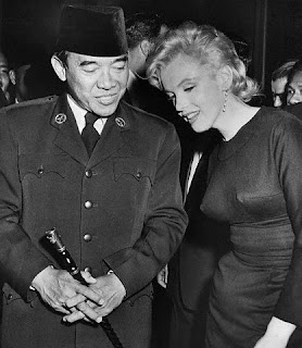 foto gambar presiden ir. soekarno (sukarno) bersama Marilyn Monroe