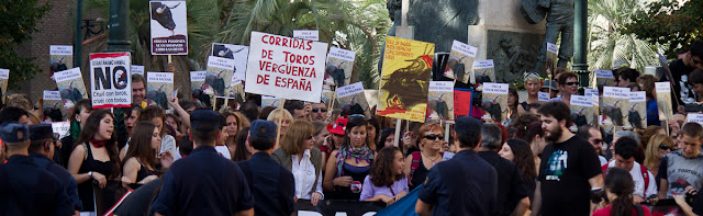 Fiestas del Pilar 2012 - anti-taurina zaragoza 